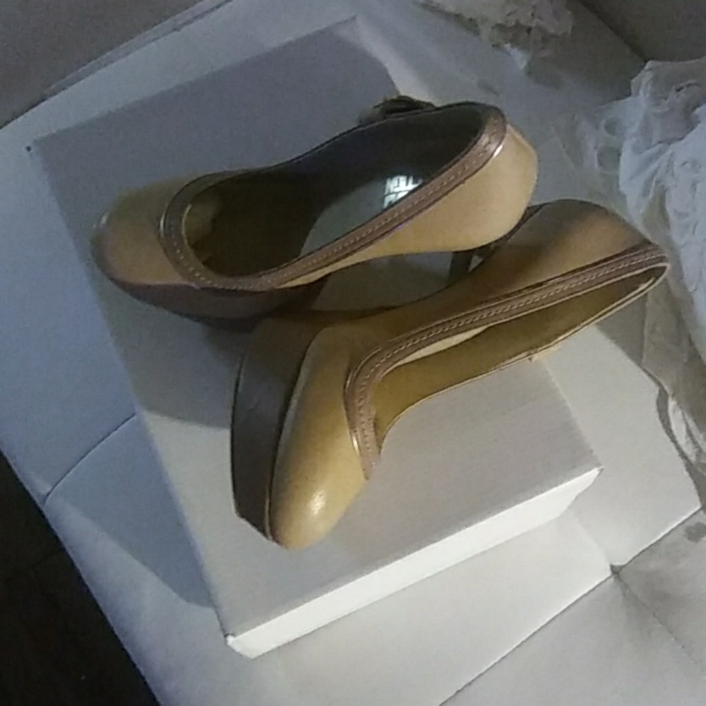 Shoes - Picture 3 of 4